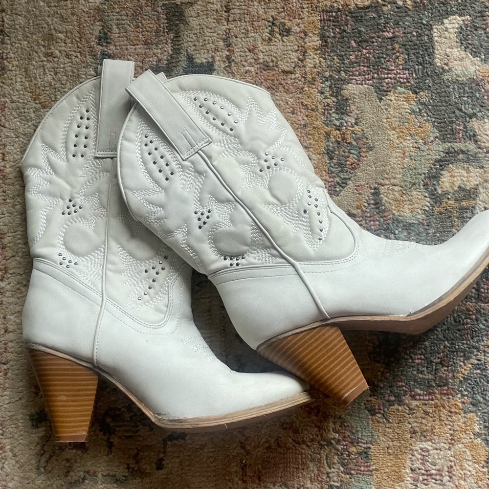Very voilate white western boots size 8